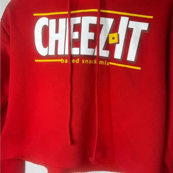 Red Cropped Cheez-It Hoodie Graphic Sweatshirt size Medium - Picture 5 of 8